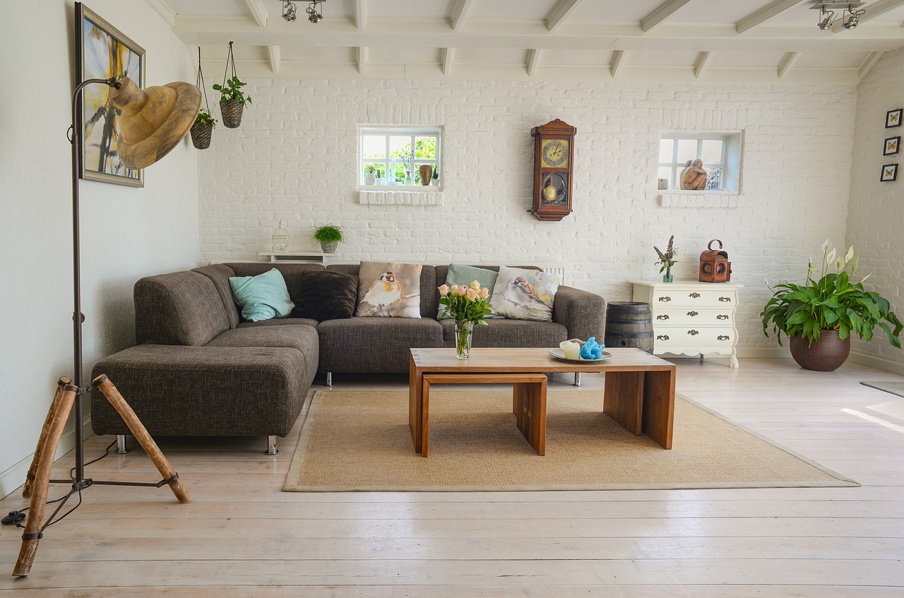 Ruime kamer met rustgevende kleuren en meubels. Ruime kamer met rustgevende kleuren en meubels.