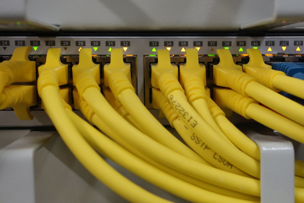 Netjes georganiseerde kabels achter een bureau.
