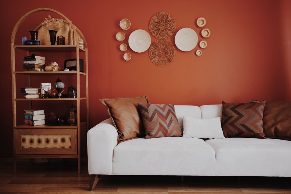 Woonkamer met aardetinten en zandroze accessoires.