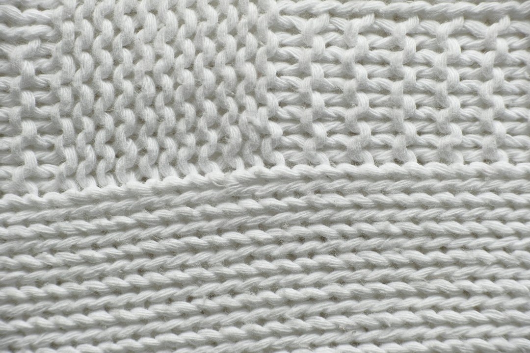 Minimalistisch Scandinavisch interieur met neutrale tinten